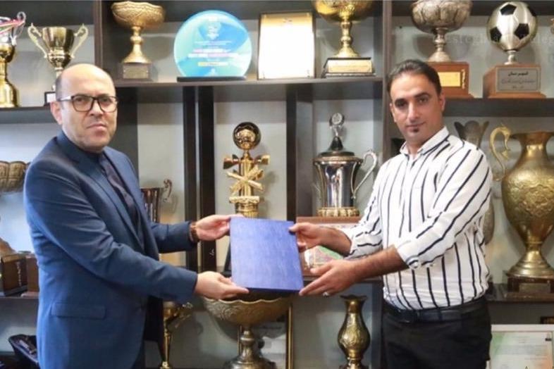 اهدای عنوان هوادار نمونه به هواداری که چشمش را در دیدار اهدای عنوان هوادار نمونه به هواداری که چشمش را در دیدار استقلال از دست داد