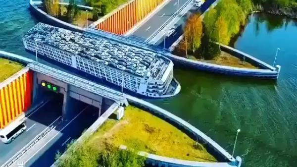تور هلند ارزان: پلی برای عبور دادن بزرگراه از زیر آب در هلند